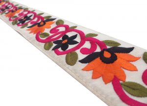 Nastro ricamato fino a 15 colori in continuo o a misura con taglio laser. Embroidery tape