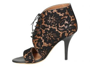 Particolare di scarpa da donna adornata con pizzo nero su base di pelle