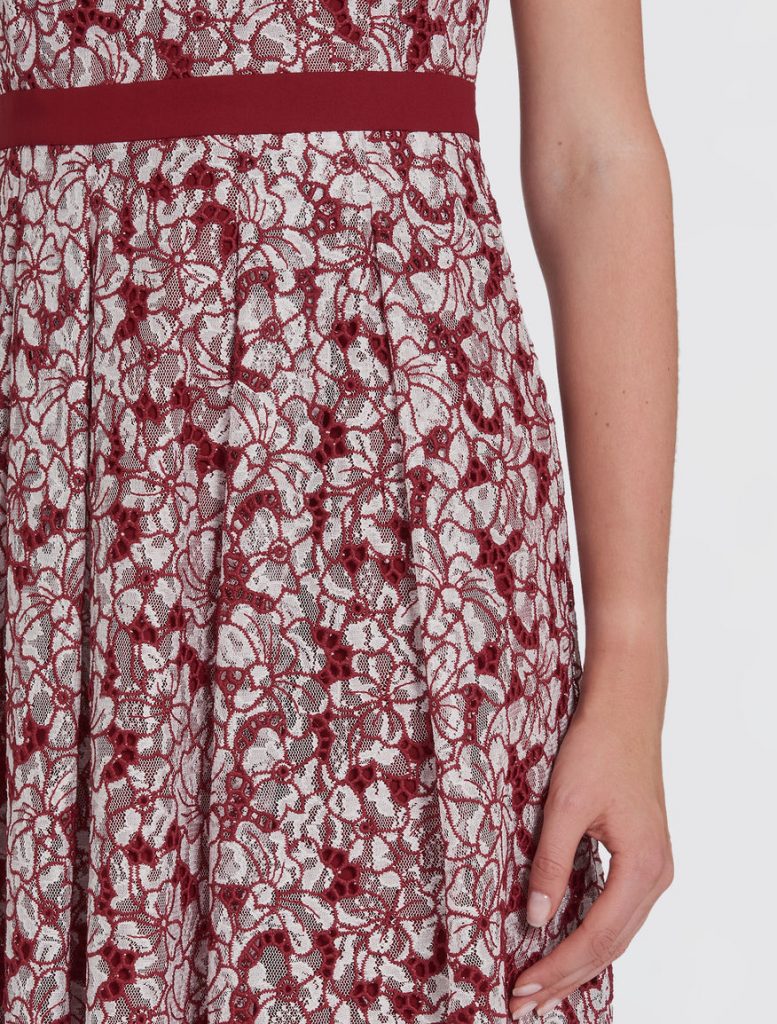 Abito da donna realizzato con tessuto forato al laser e ricamato con pizzo.