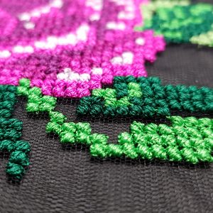 Ricamo punto croce a rilievo effetto 3D su tulle leggero per abbigliamento