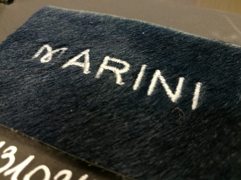 Etichetta cavallino pelo rasato blu, ricamata con logo