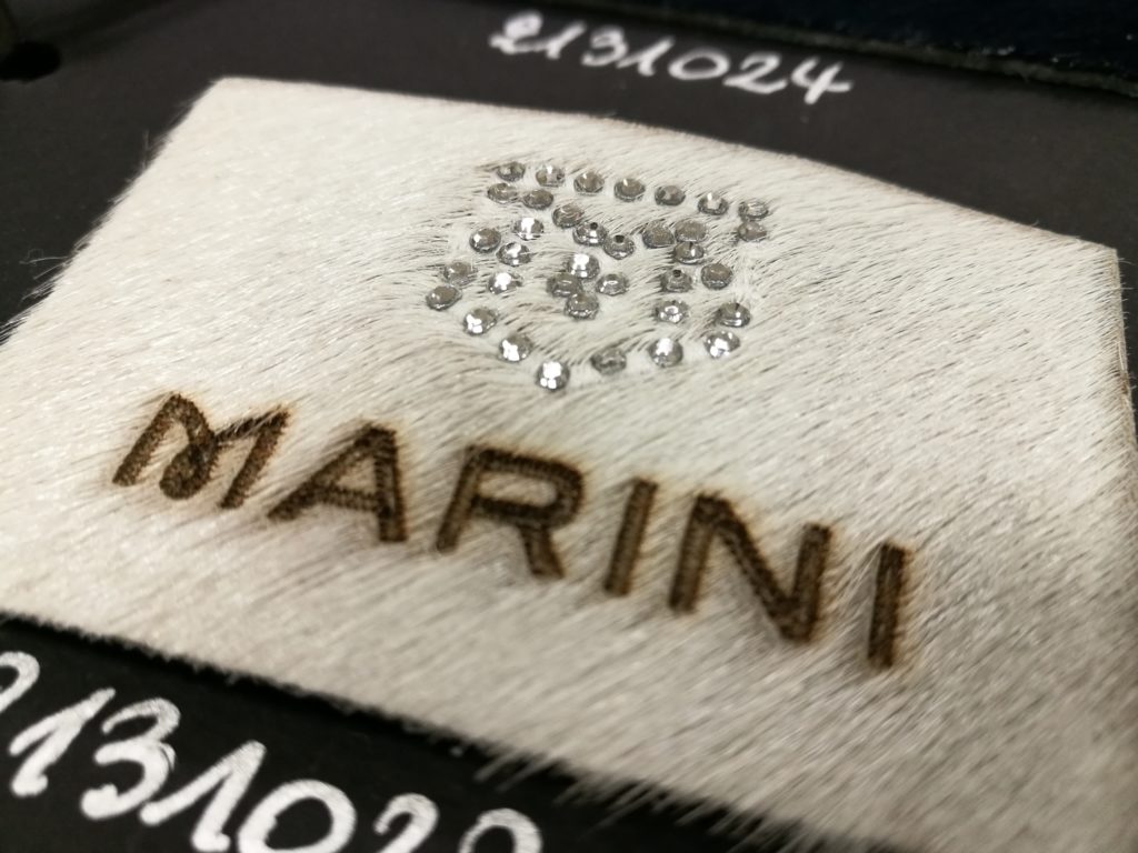 Etichetta in pelle di cavallino bianca, incisa al laser e applicazioni di Swarovski