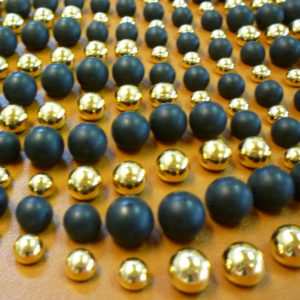 Borchie sfera con rivetto in ABS sfera nera opaca e oro lucido