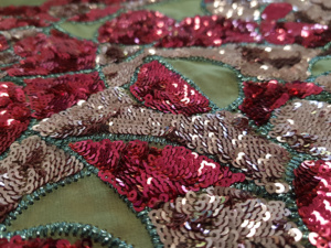 Ricamo allover con due tipologie di paillettes metallizzate su base tulle