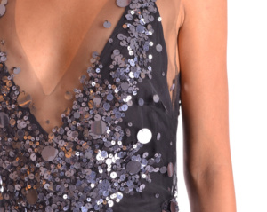 Abito ricamato con paillettes di diverse misure montate a mano e con macchine elettroniche