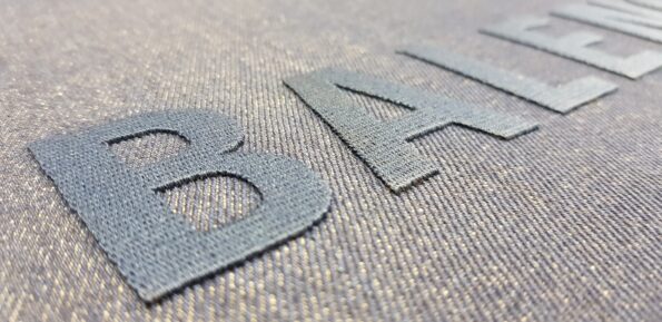 Ricamo logo su Denim