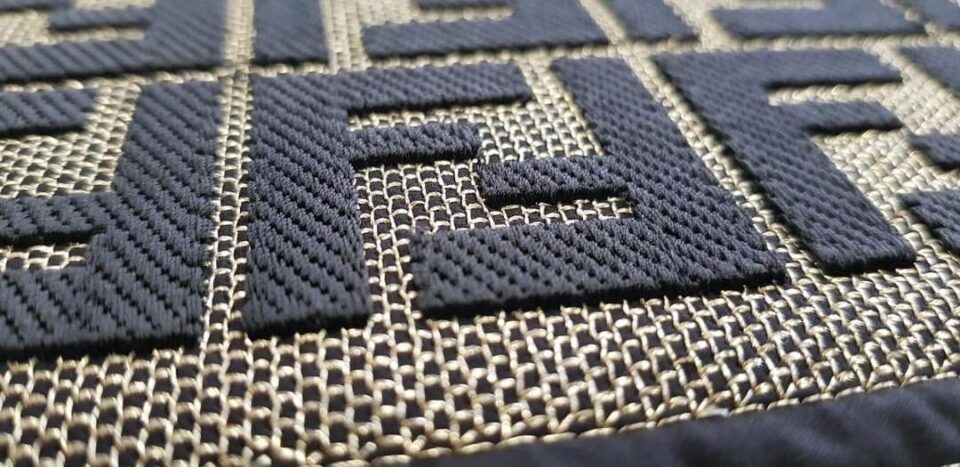 Base ricamata e loghi monogram 3d