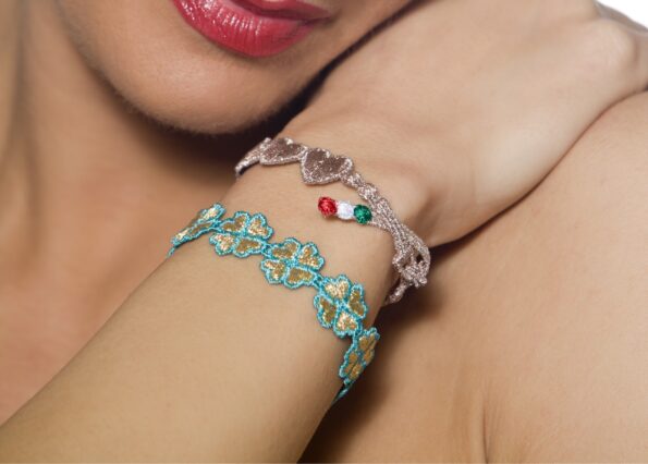 Braccialetti customizzati con cuori e quadrifogli