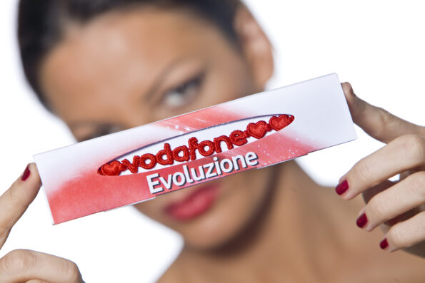 Esempio di bracciale ricamato con logo Vodafone packaging personalizzato.