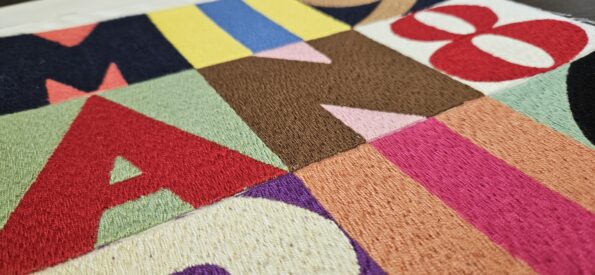 Dettaglio del ricamo, con punti "manuali" e filato di cotone