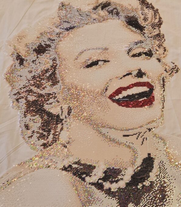 Volto di Marilyn Monroe ricamato con paillettes da 2mm, in otto colori diversi.