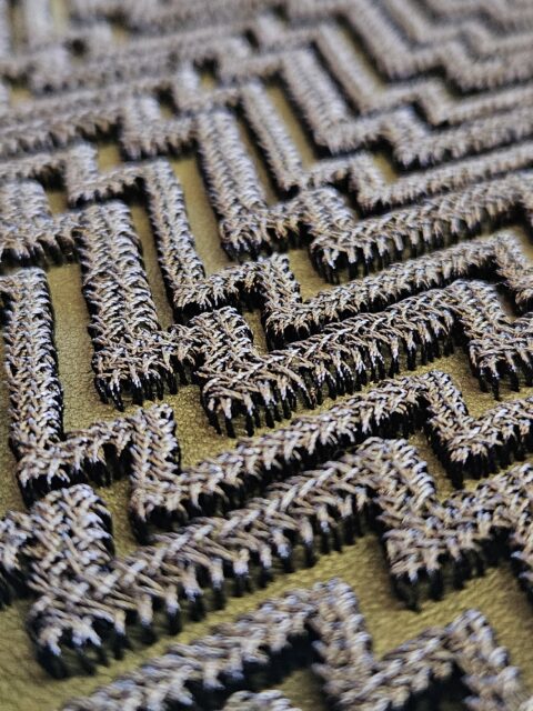 Esempio ricamo molto tridimensionale su vera pelle. Geometria ricamata in 3d con filato lucido