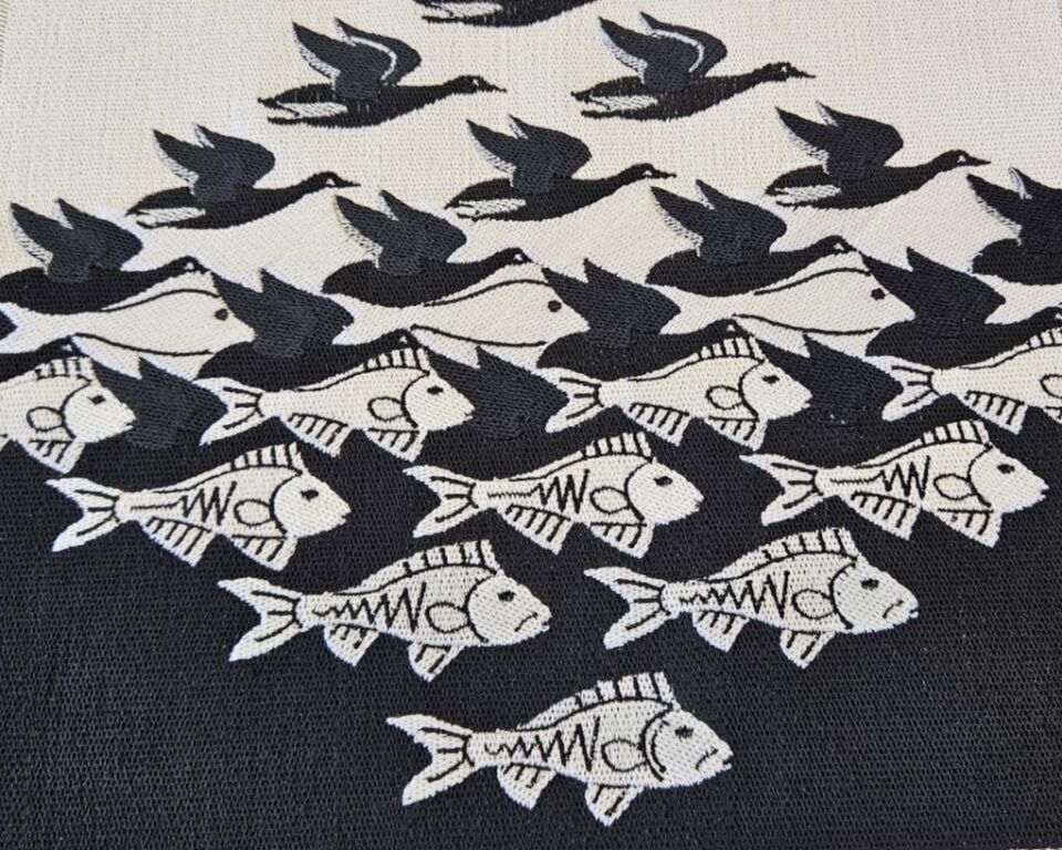 Dipinto realizzato con ricamo tema pesci e oche bianco e nero
