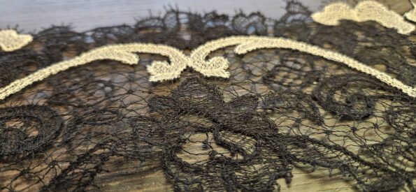 Pizzo ajourato ricamato