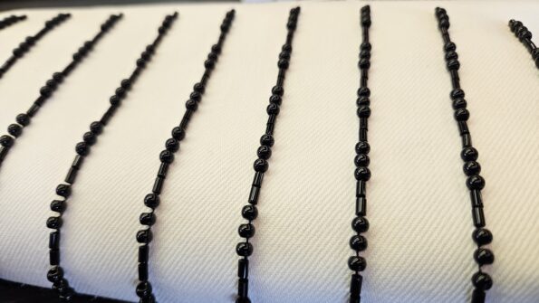 Perline, baguette e beads di vetro, ricamate a macchina