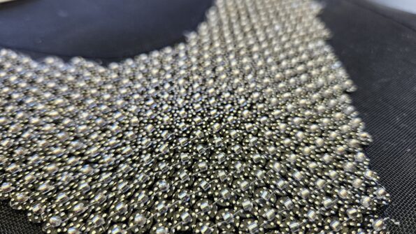 Perline e paillettes ricamate in modo industriale