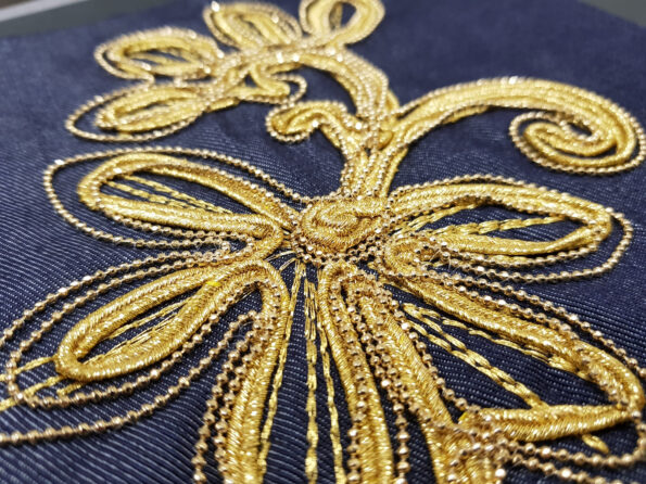 Fiore ricamato in lurex oro