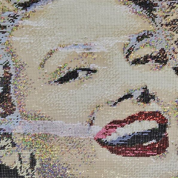 Ricamo volto paillettes 2 mm 8 colori dettaglio