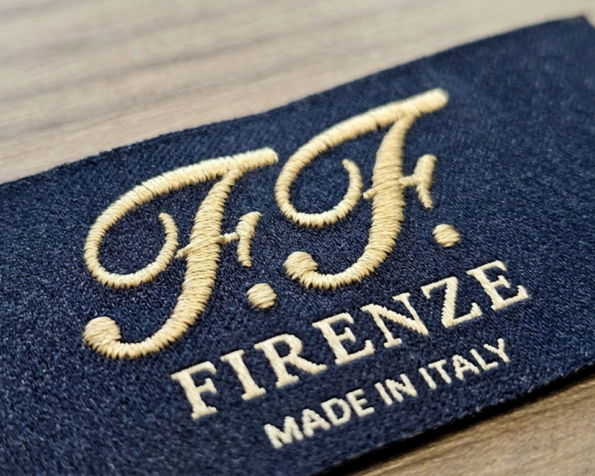 Etichetta ricamata con iniziali. Progetto Mto