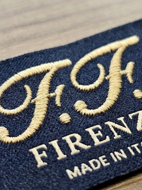 Etichetta customizzata ricamata