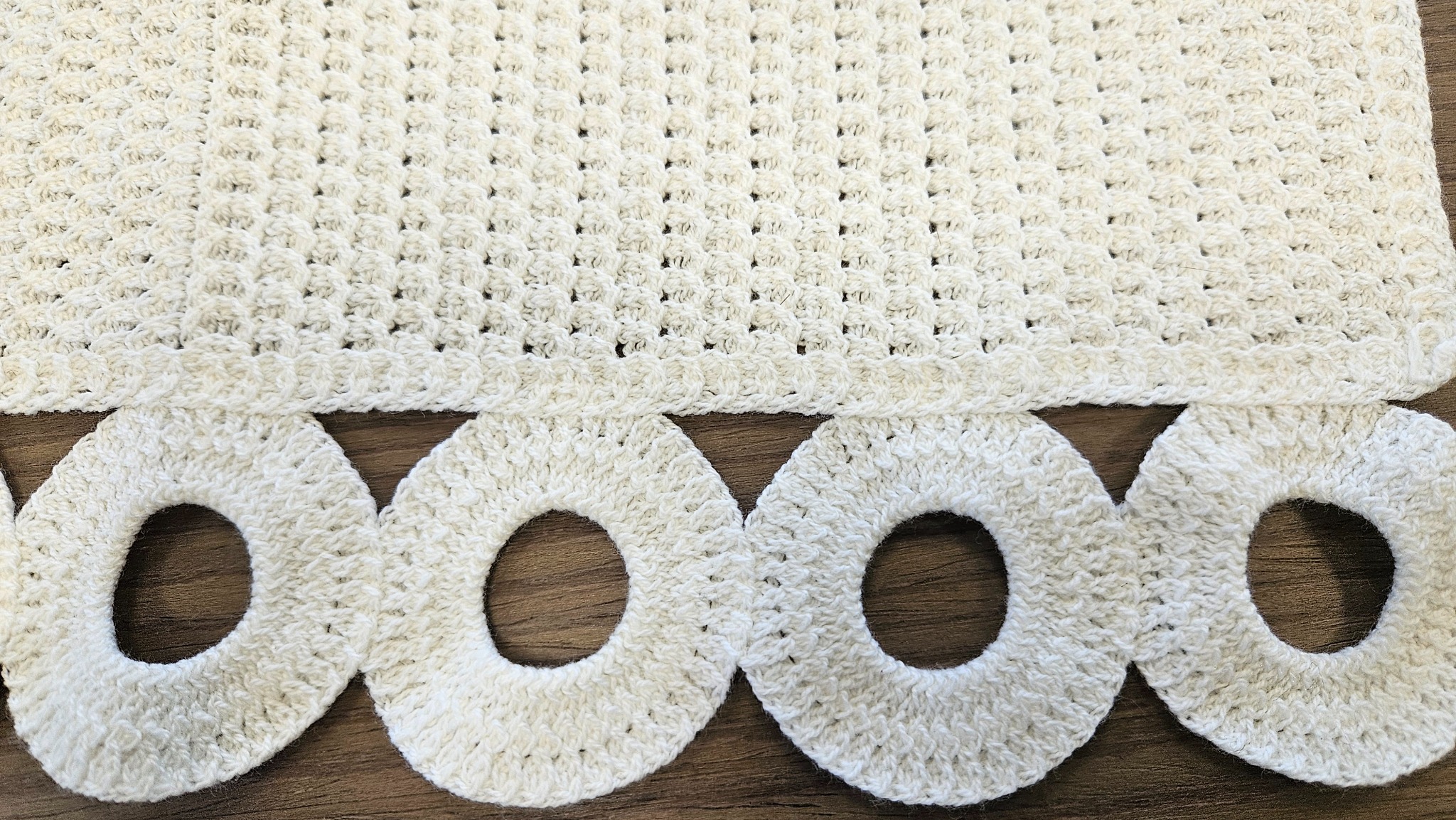 Ricamo crochet industriale bianco con grandi aperture geometriche