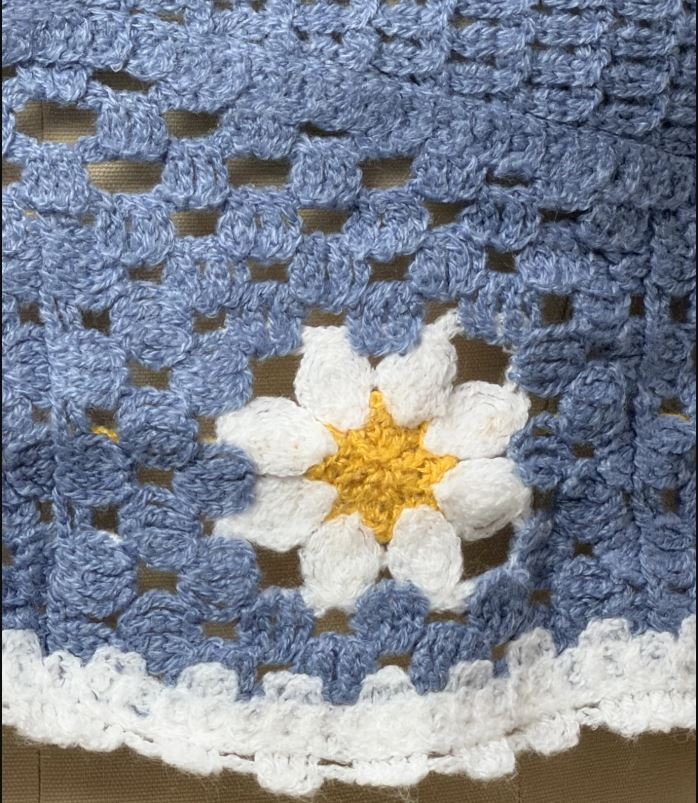 Ricamo crochet industriale blu con fiore e struttura traforata