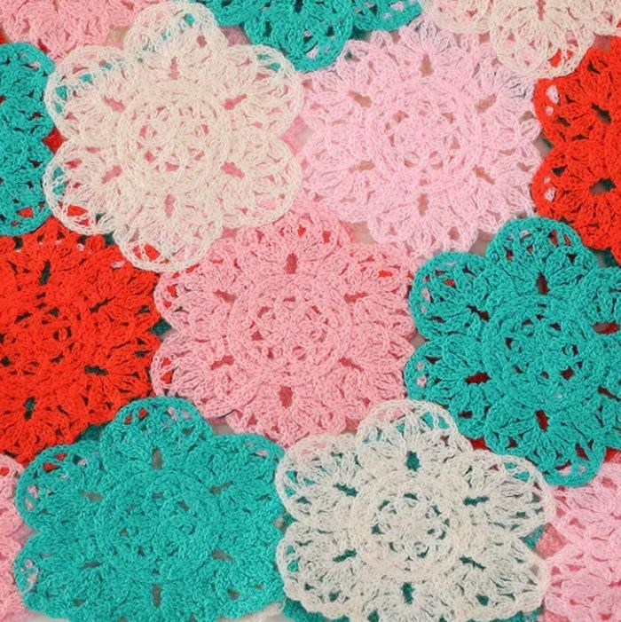 Ricamo crochet industriale con fiori colorati effetto uncinetto