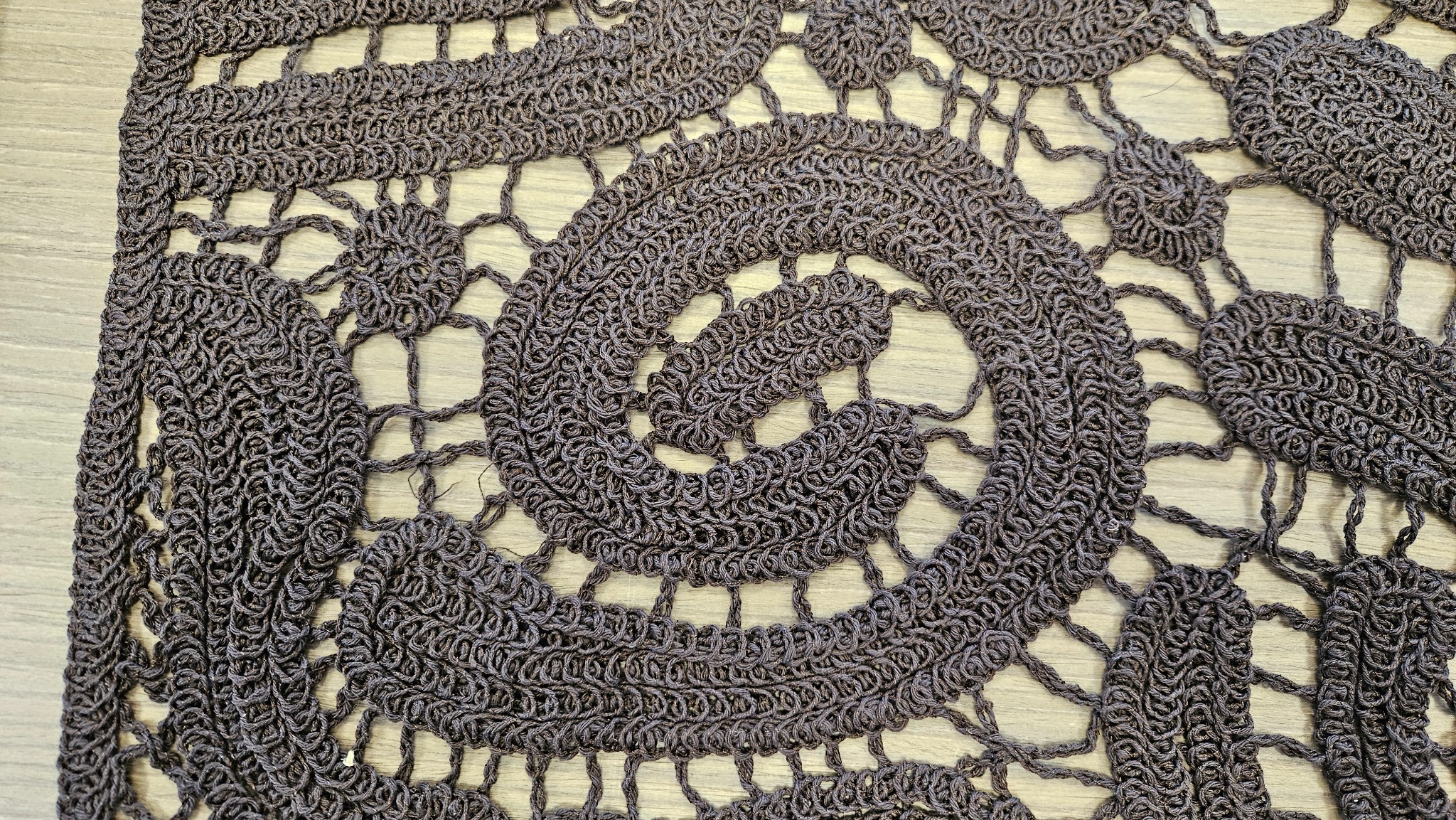 Ricamo crochet industriale marrone con struttura traforata