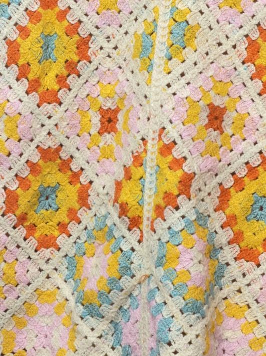 Ricamo crochet industriale multicolore con moduli geometrici