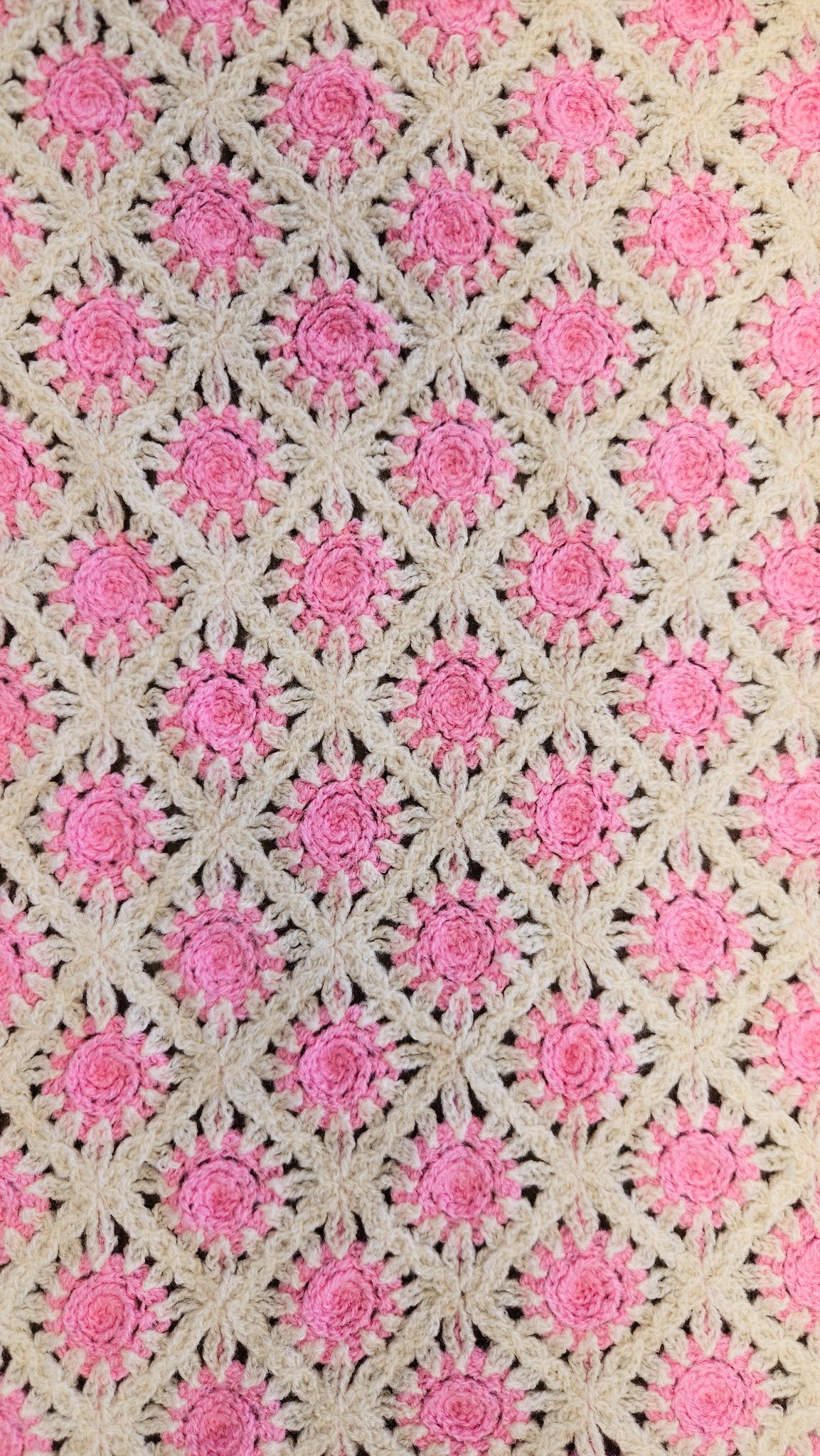 Ricamo crochet industriale rosa ed écru a moduli ripetuti