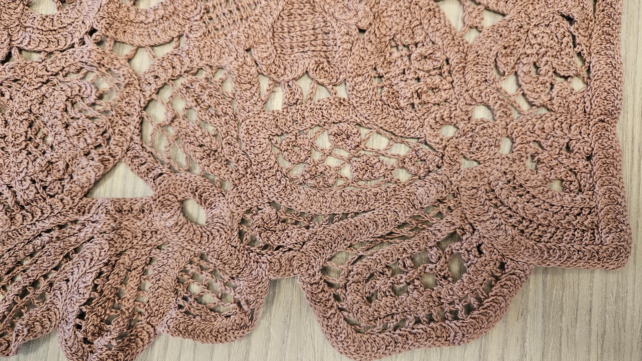 Ricamo crochet industriale rosa con motivi organici e trafori